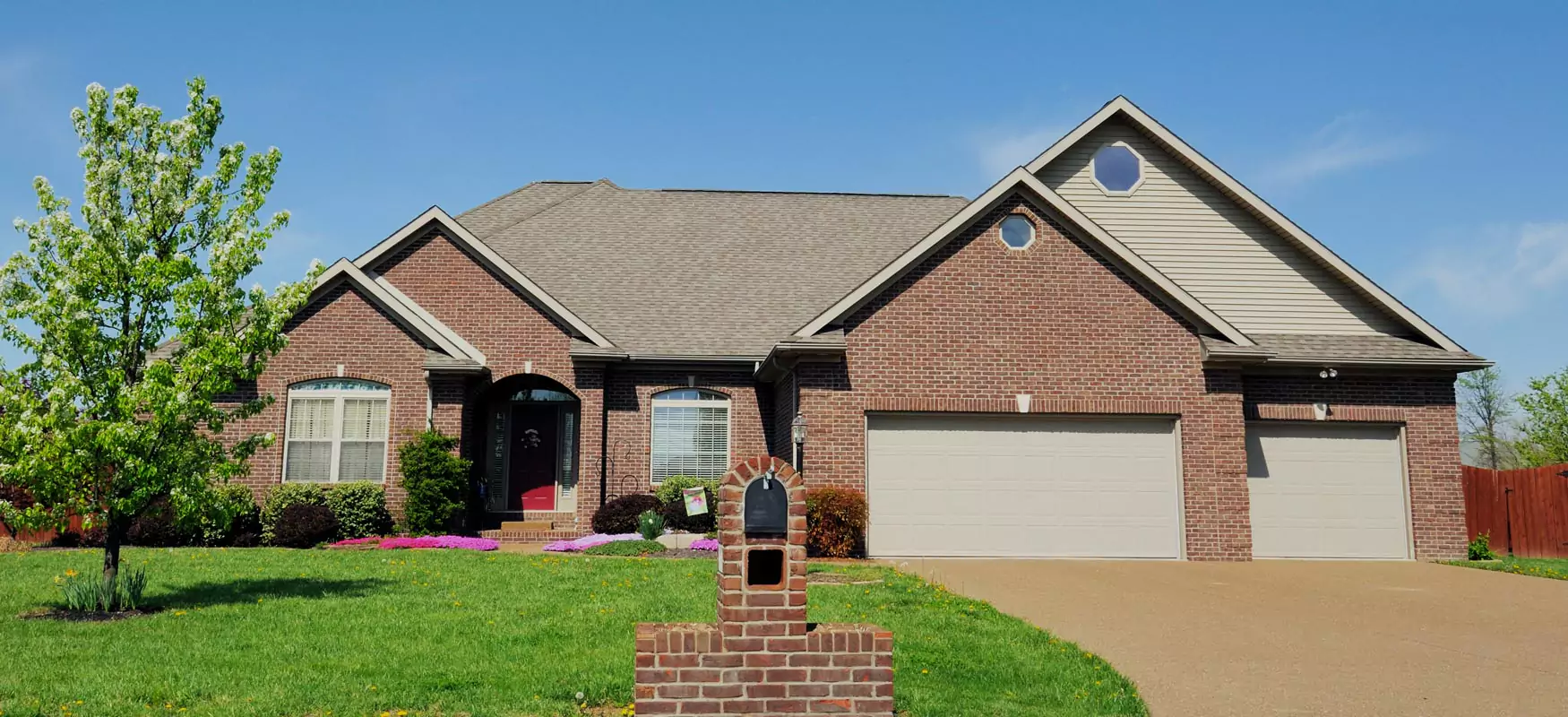 Brick Ranch With Garage Photo